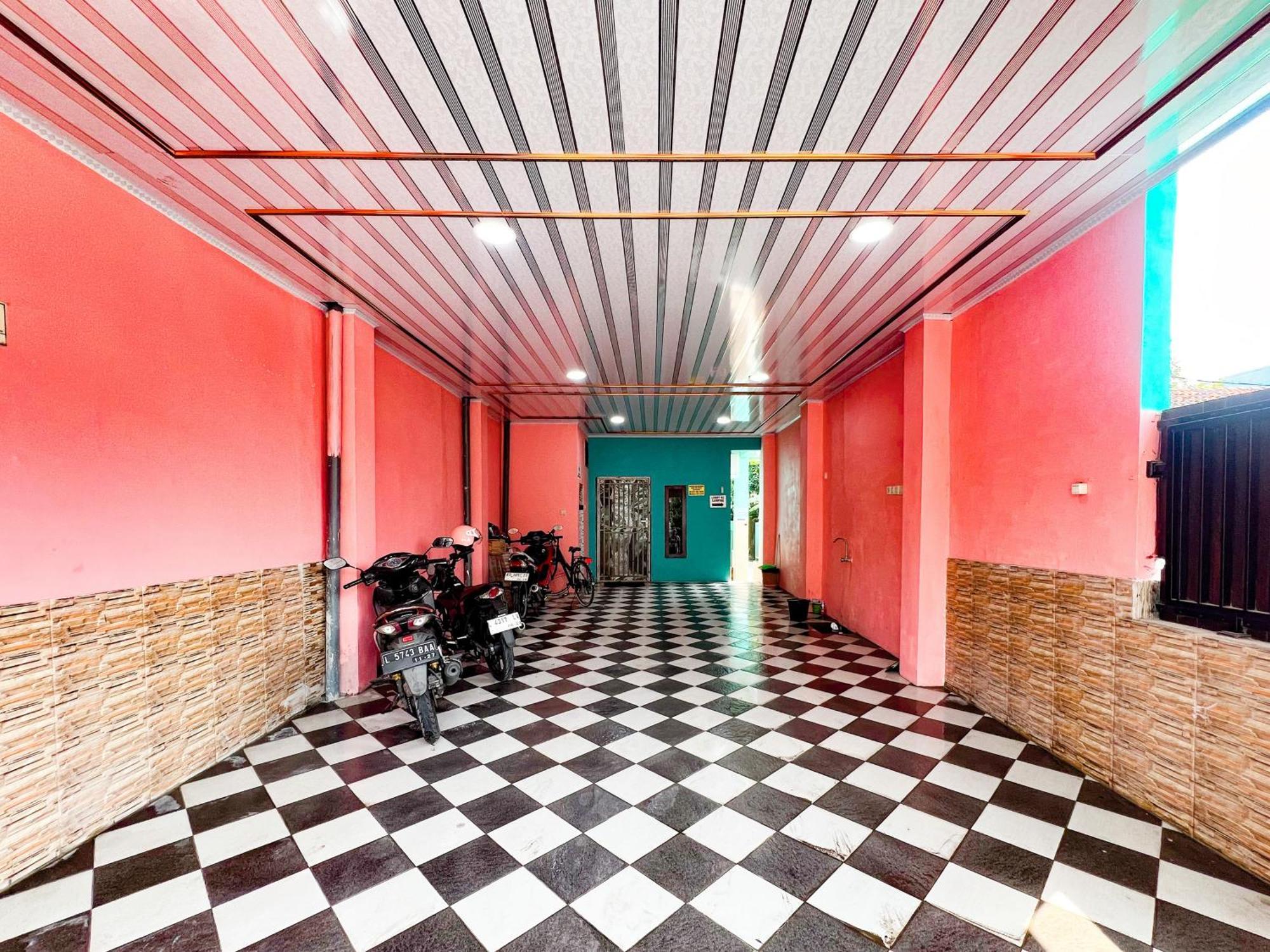 Reddoorz Near Sunrise Mall Mojokerto Exterior photo