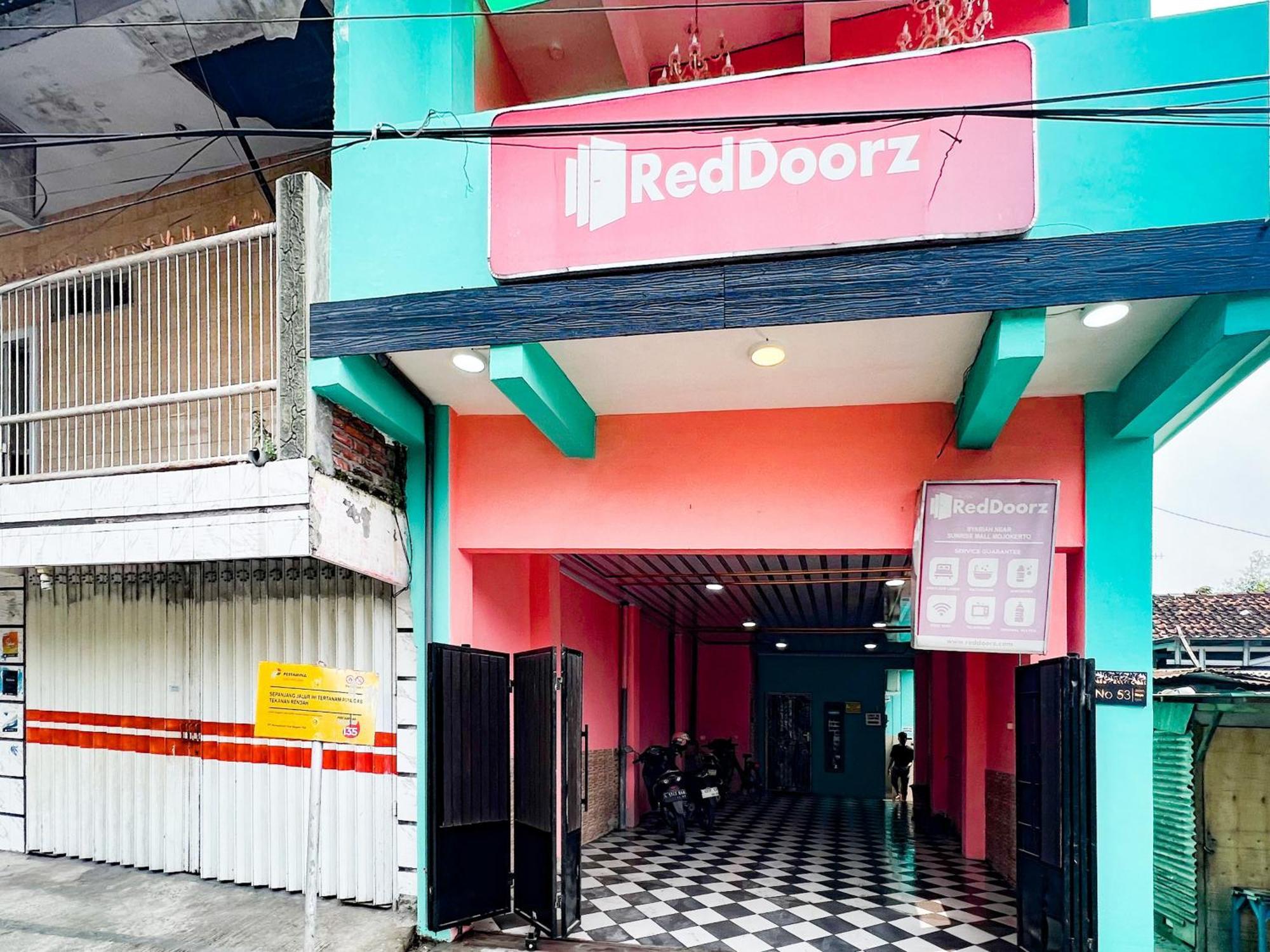 Reddoorz Near Sunrise Mall Mojokerto Exterior photo