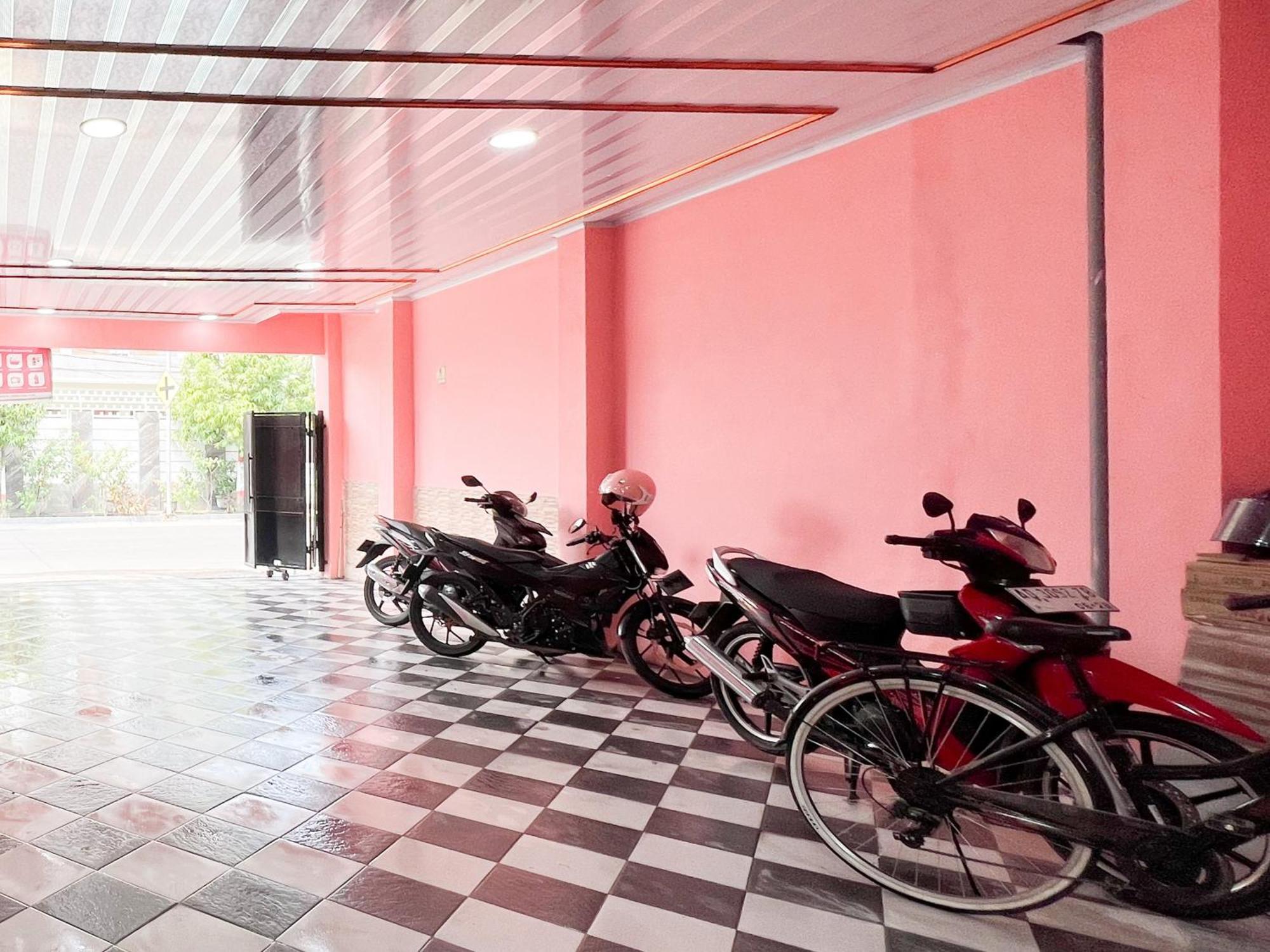 Reddoorz Near Sunrise Mall Mojokerto Exterior photo